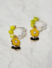 Load image into Gallery viewer, Accessories - Earring : Cute Flower Pair Earring Loop
