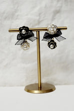 Load image into Gallery viewer, Accessories - Earring : Black &amp; White Flowery Pair Pierced Earring
