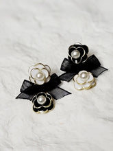 Load image into Gallery viewer, Accessories - Earring : Black &amp; White Flowery Pair Pierced Earring
